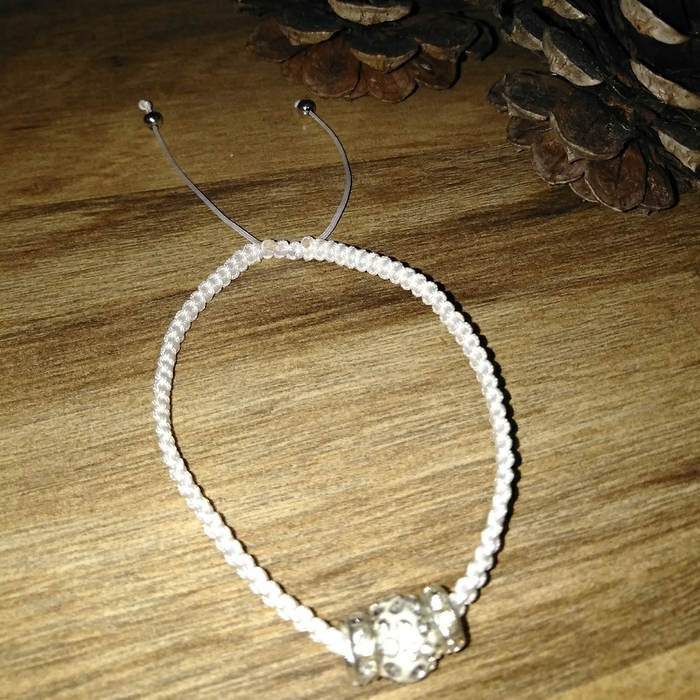Beautiful brazalet, with little beads in the cente
